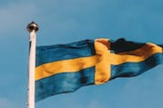 svenska flaggan på blå himmel